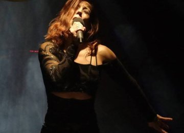 Beatrice Kessi 4 - Aerial Hoop + Vocals - Foto by Bernd Mrotzek