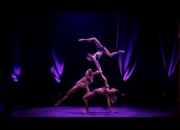 21289.jpg85 Acro trio act