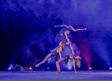 85 Acro trio act
