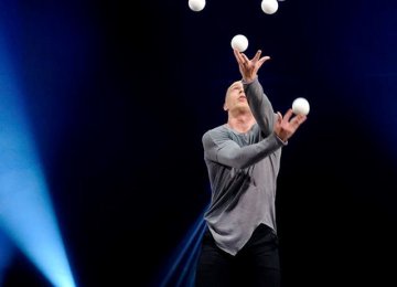 2046 Dmitriy Juggling act (1)