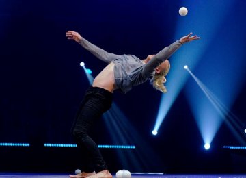 2046 Dmitriy Juggling act (2)