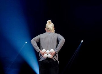 2046 Dmitriy Juggling act (3)