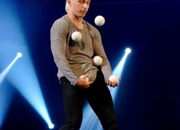 2046 Dmitriy Juggling act (4)