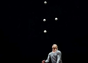 2046 Dmitriy Juggling act (5)