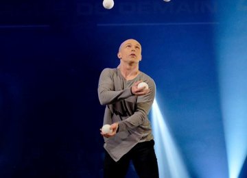 2046 Dmitriy Juggling act (6)