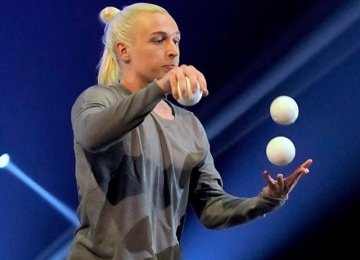 2046 Dmitriy Juggling act (7)