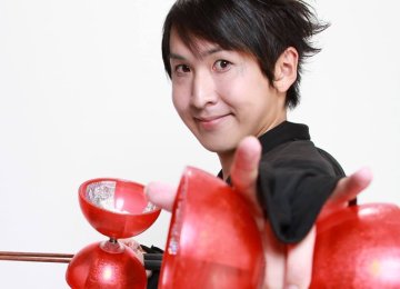 Horizontal diabolo juggling