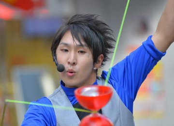 Horizontal diabolo juggling