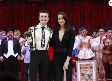 3816445-pauline-ducruet-remet-un-clown-de-bronze-950x0-2